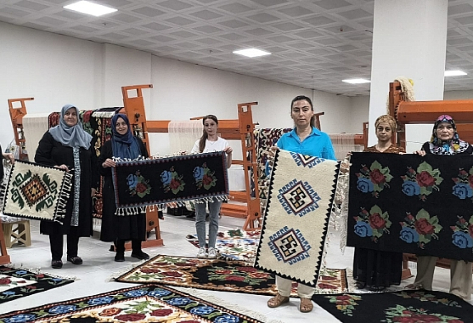 В турецком Ыгдыре растет популярность курсов по изготовлению карабахских килимов