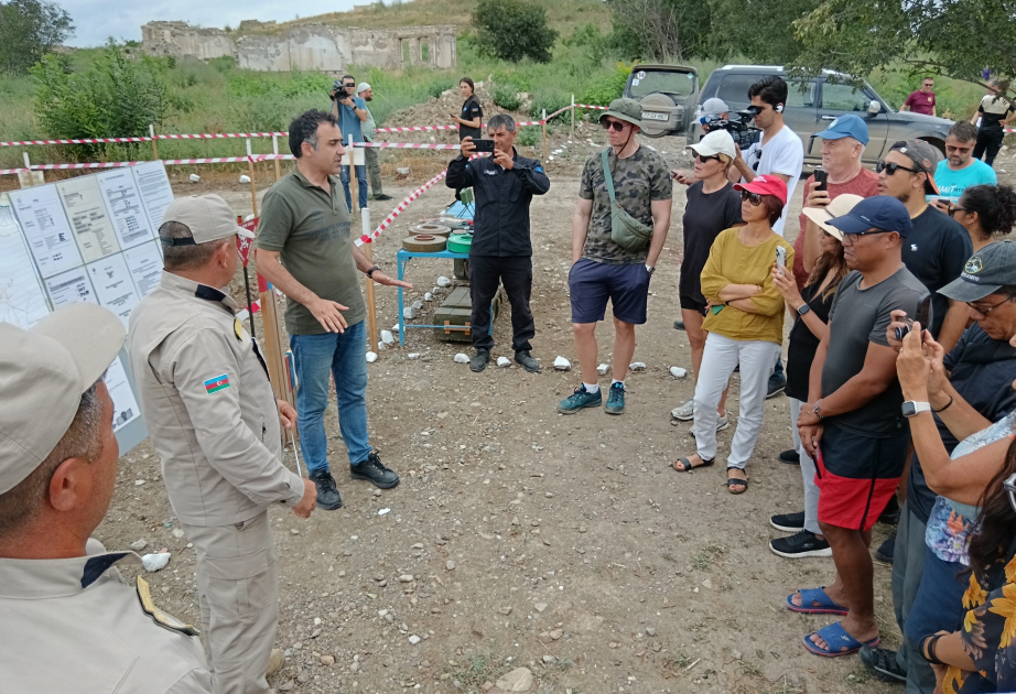 Viajeros internacionales observaron el proceso de desminado en Fuzuli