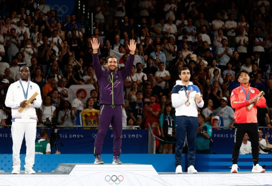 Olimpiya çempionu Hidayət Heydərov mükafatlandırılıb, Dövlət Himni səsləndirilib