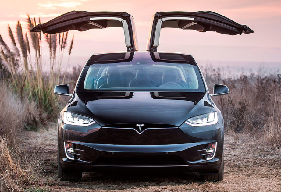 Tesla отзовет более 1,8 миллиона автомобилей в США из-за проблем с капотом