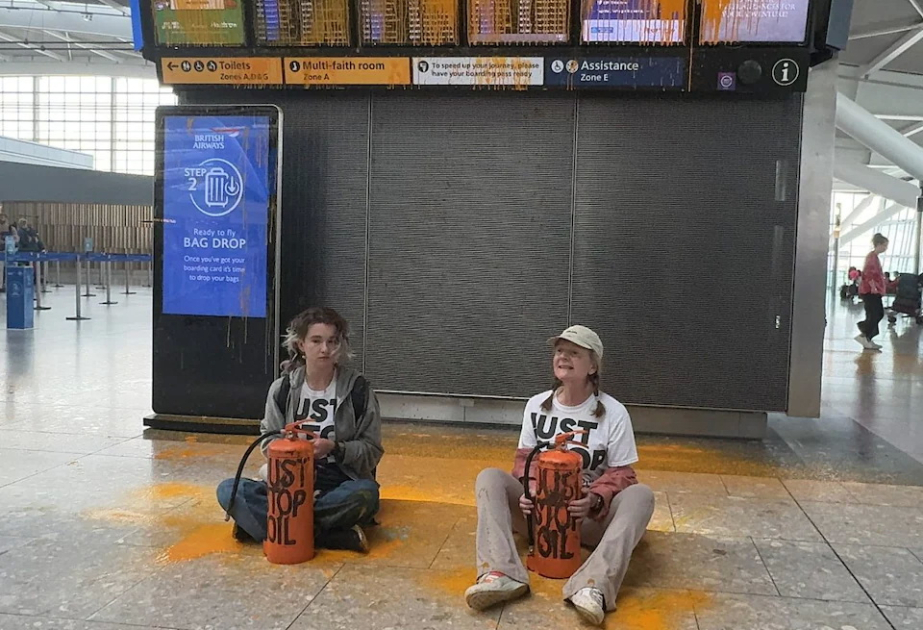 Londonda iqlim fəalları hava limanını narıncı rəngə boyayıblar