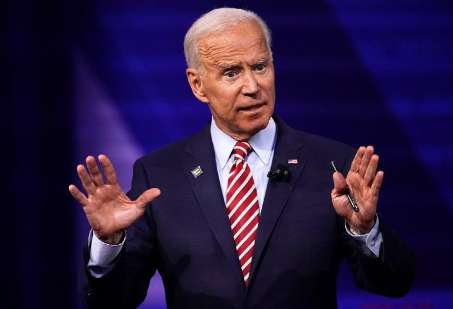 Biden firma ley sobre compra de banderas fabricadas íntegramente en EE. UU.