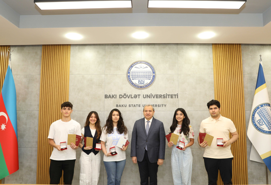 BDU rektoru “Gənc istedadlar” liseyinin qızıl və gümüş nişana layiq görülmüş məzunları ilə görüşüb