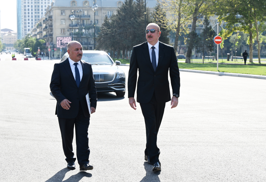 Präsident Ilham Aliyev nimmt an Einweihung von Autosraße in Baku teil VIDEO