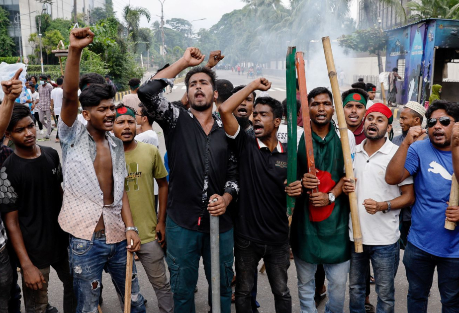 Bangladeschs Premierministerin tritt zurück und verlässt das Land