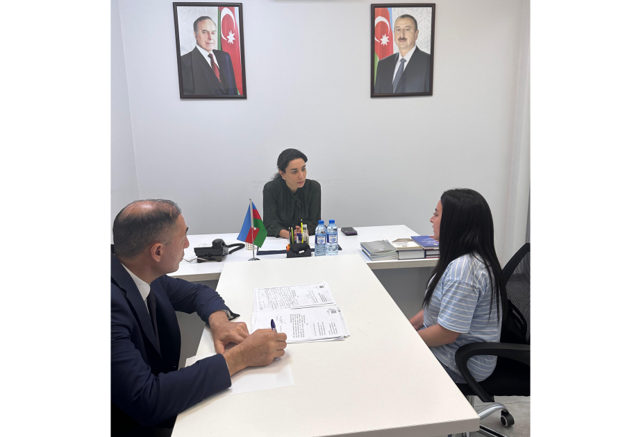Ombudsman Bakıda vətəndaşların müraciətlərini dinləyib