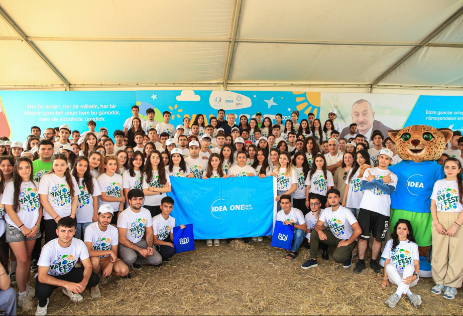 Rektor Elçin Babayev “Yay Fest”də gənclərlə görüşüb