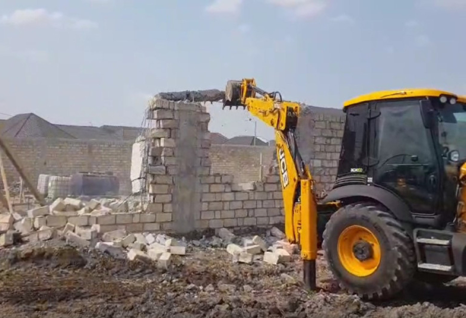 Gəncə şəhəri ərazisində daha bir qanunsuz tikili sökülüb