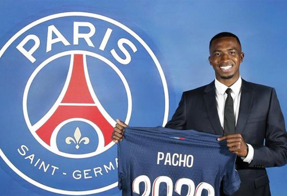 PSG sign Ecuadorian defender Pacho from Frankfurt