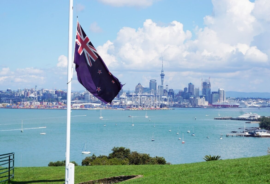 Record number of New Zealanders leave country amid economic woes