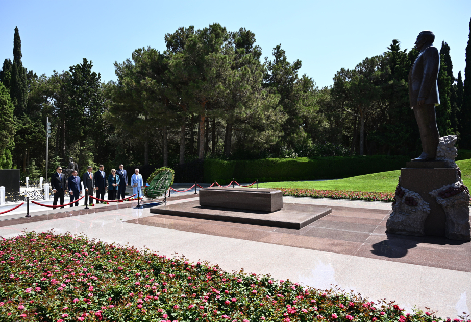 Delegation of Kazakh Senate of Parliament pays tribute to National Leader Heydar Aliyev and Azerbaijani martyrs