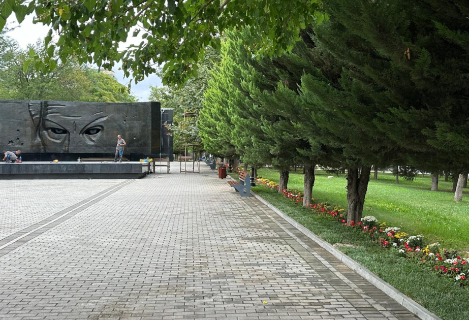 Paytaxtdakı Zorge abidəsinin yerləşdiyi parkda təmir işləri aparılıb