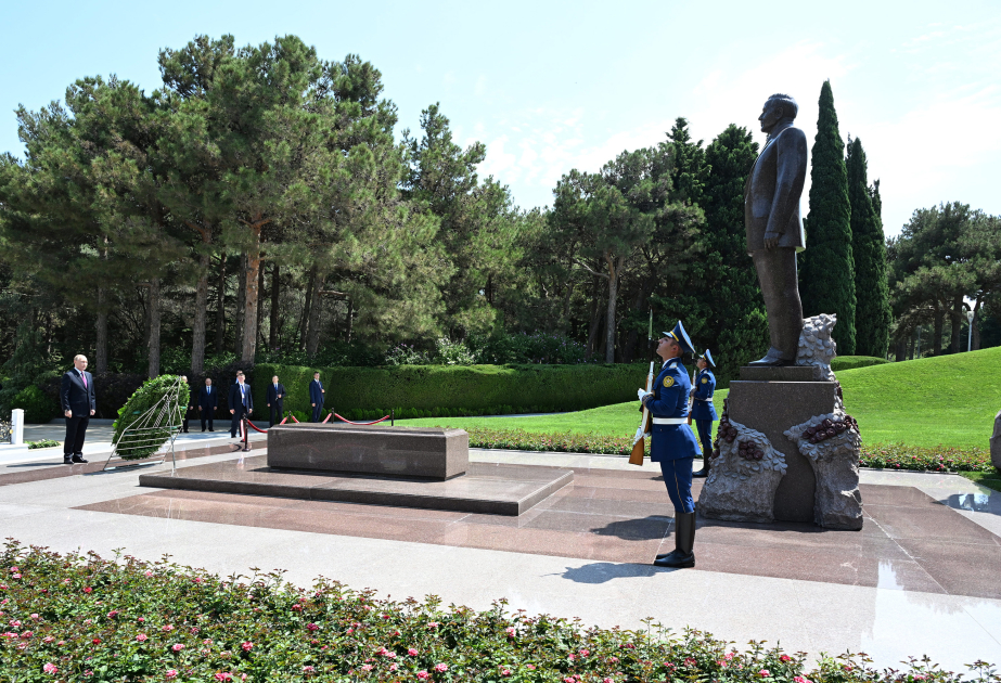 El Presidente de Rusia visita la tumba del Gran Líder Heydar Aliyev en el Callejón de Honor