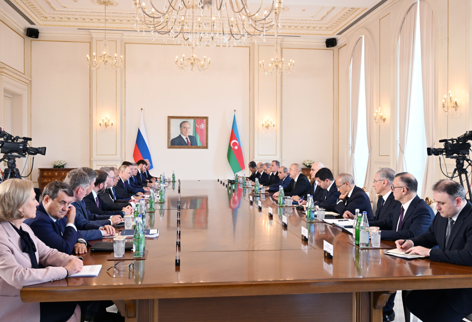 Les présidents azerbaïdjanais et russe tiennent une réunion élargie aux délégations VIDEO