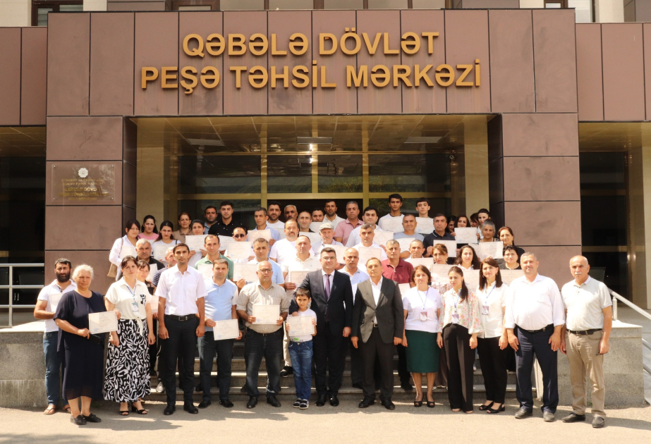 Qəbələdə qısamüddətli təlimləri uğurla bitirən keçmiş məcburi köçkünlərə sertifikatlar verilib