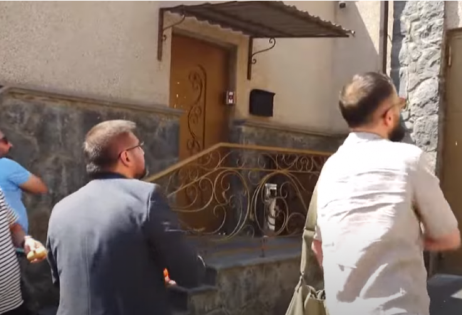 İrəvanda Belarus səfirliyinin binasına yumurta və pomidor atıblar