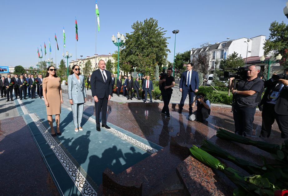 Präsident Ilham Aliyev ehrt Andenken von Nationalleader Heydar Aliyev in Taschkent VIDEO