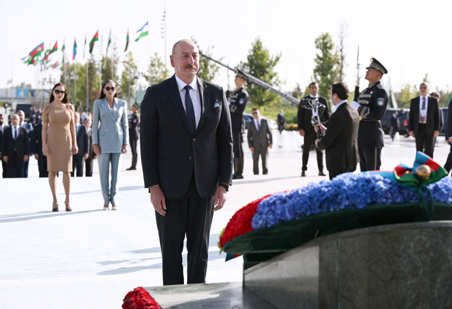 President Ilham Aliyev, First Lady Mehriban Aliyeva, and their daughter Leyla Aliyeva visited Independence Monument in Tashkent VIDEO