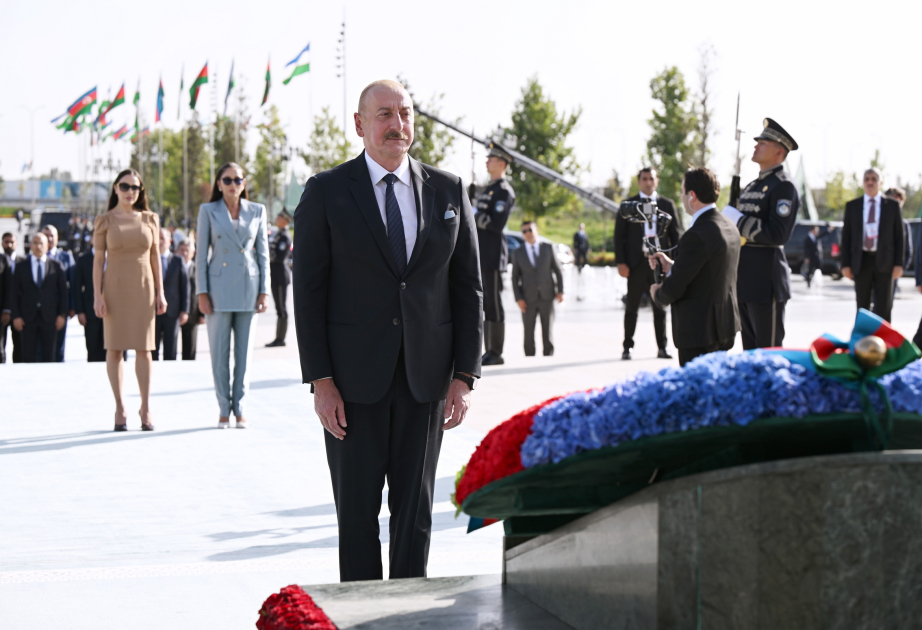 Präsident Ilham Aliyev, First Lady Mehriban Aliyeva und ihre Töchter Leyla Aliyeva besuchen Unabhängigkeitsdenkmal in Taschkent VIDEO