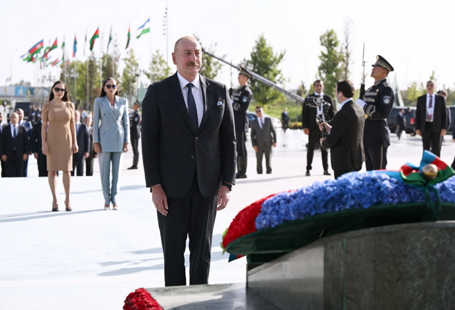 Президент Ильхам Алиев, первая леди Мехрибан Алиева и их дочь Лейла Алиева посетили Монумент независимости в Ташкенте  ОБНОВЛЕНО ВИДЕО