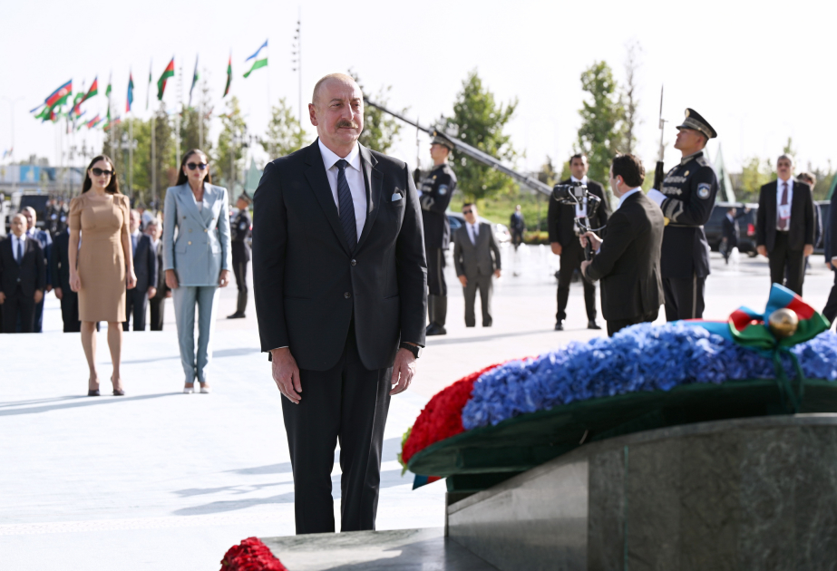 El Presidente Ilham Aliyev, la Primera Dama Mehriban Aliyeva y su hija Leyla Aliyeva visitan el Monumento de la Independencia en Taskent