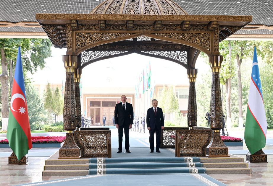 En Taskent se celebra la ceremonia oficial de bienvenida al Presidente de Azerbaiyán
