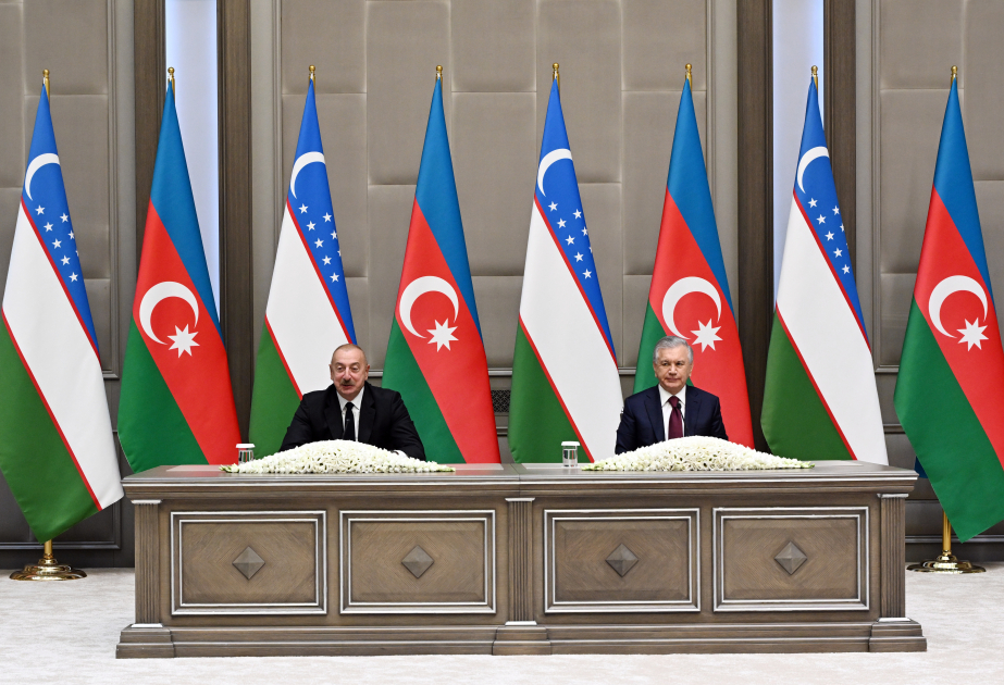 Präsident Ilham Aliyev und Präsident Shavkat Mirziyoyev geben Presseerklärungen ab VIDEO