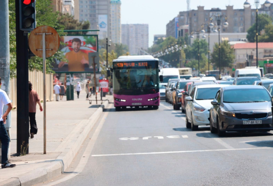 Paytaxtın daha bir küçəsində marşrut avtobusları üçün xüsusi zolaq çəkilib