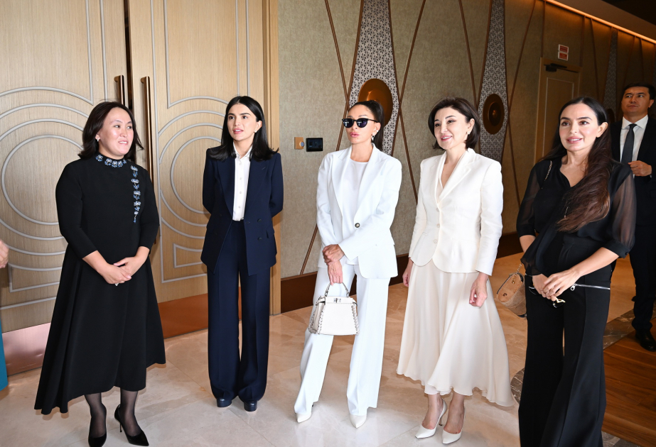First ladies of Azerbaijan and Uzbekistan, along with their daughters, visited exhibition in Tashkent and viewed collection of Uzbek national costumes VIDEO