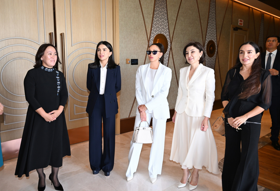 Las Primeras Damas de Azerbaiyán y Uzbekistán y sus hijas se familiarizaron con una exposición y vieron una colección de trajes nacionales uzbekos en Taskent