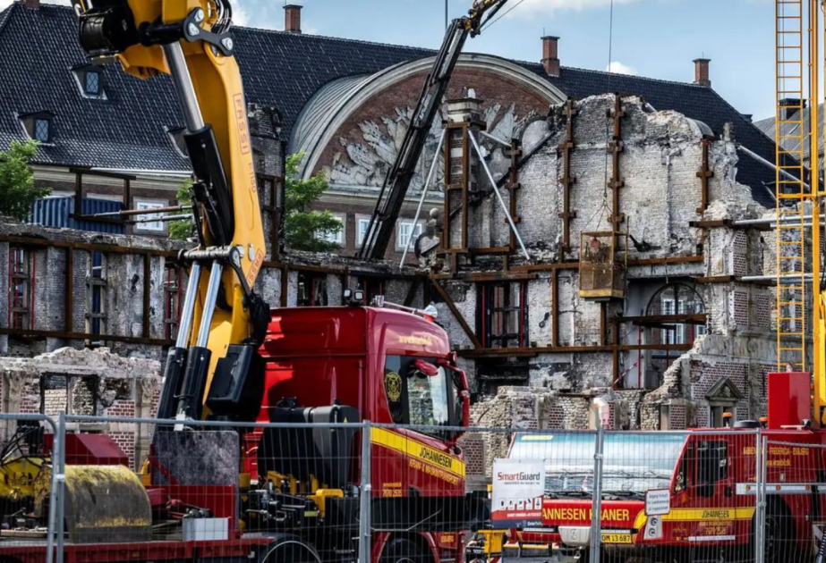 Kopenhagen Fond Birjasının yenidən qurulması üçün 150 illik küknar ağaclarına ehtiyac var