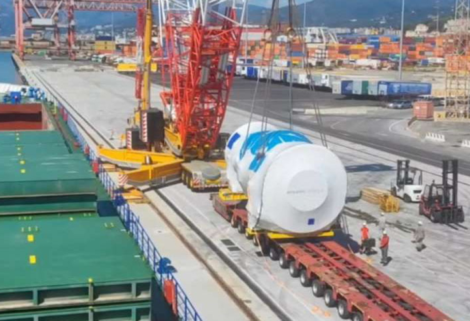 “Üzeyir Hacıbəyli” gəmisi Mingəçevirdə inşa edilən elektrik stansiyası üçün zəruri olan avadanlıqları Bakıya çatdırıb