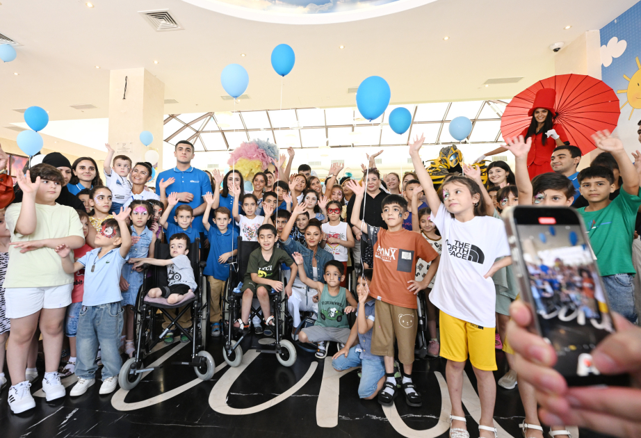La première vice-présidente Mehriban Aliyeva participe à une fête organisée pour les enfants par la Fondation Heydar Aliyev