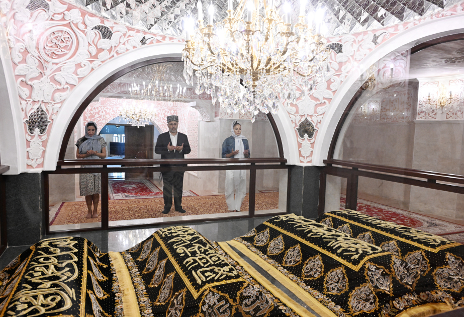 La première dame Mehriban Aliyeva visite le complexe du sanctuaire de Bibiheybet