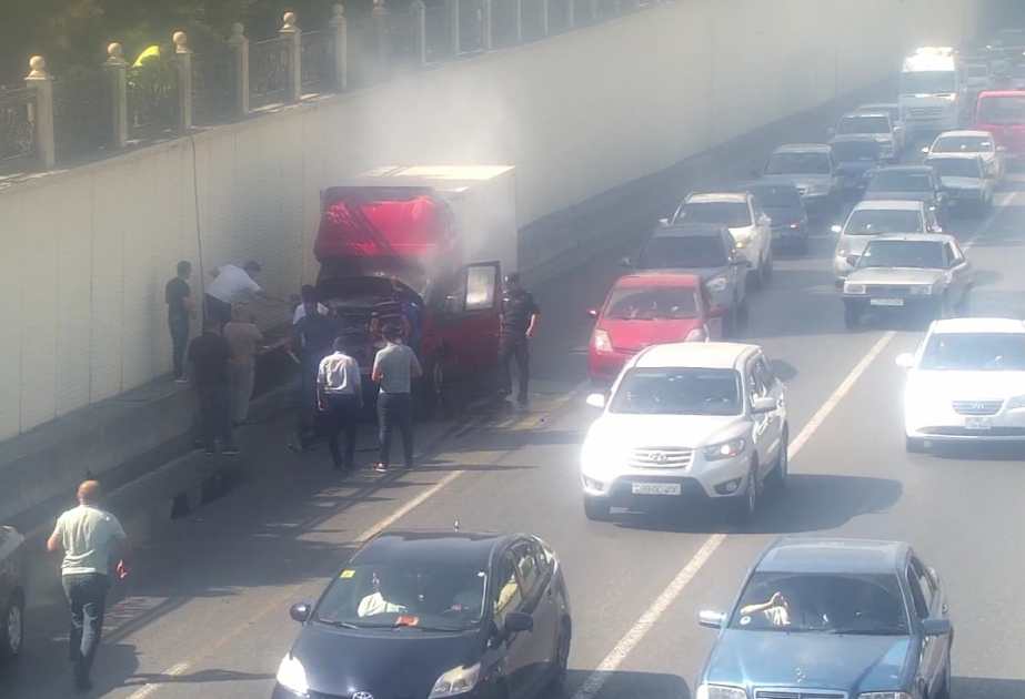 Yasamalda yük avtomobili yanıb, yolda sıxlıq yaranıb