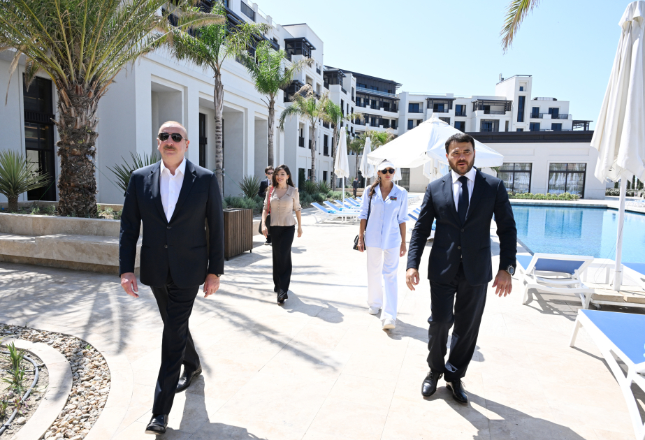 L'Ecole LANDAU et The Grand Apart Hotel ouvrent leurs portes dans le centre de divertissement Sea Breeze  Le président Ilham Aliyev et la première dame Mehriban Aliyeva y sont présents VIDEO