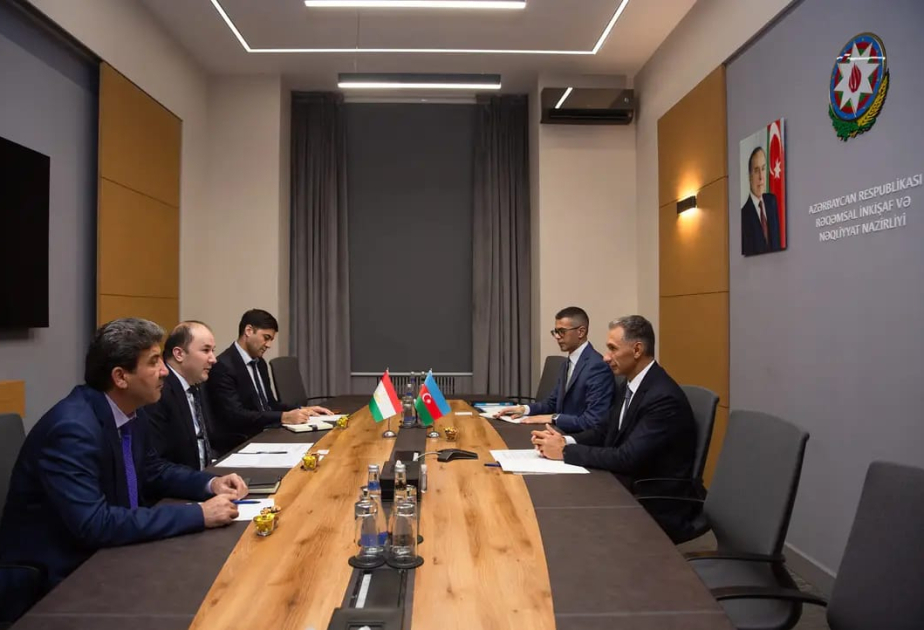 Möglichkeiten für Transport von Gütern aus Tadschikistan über Aserbaidschan besprochen