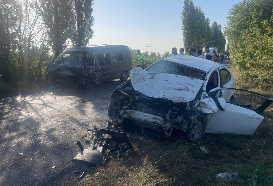 Qubada mikroavtobusla minik maşını toqquşub, ölən və xəsarət alanlar var