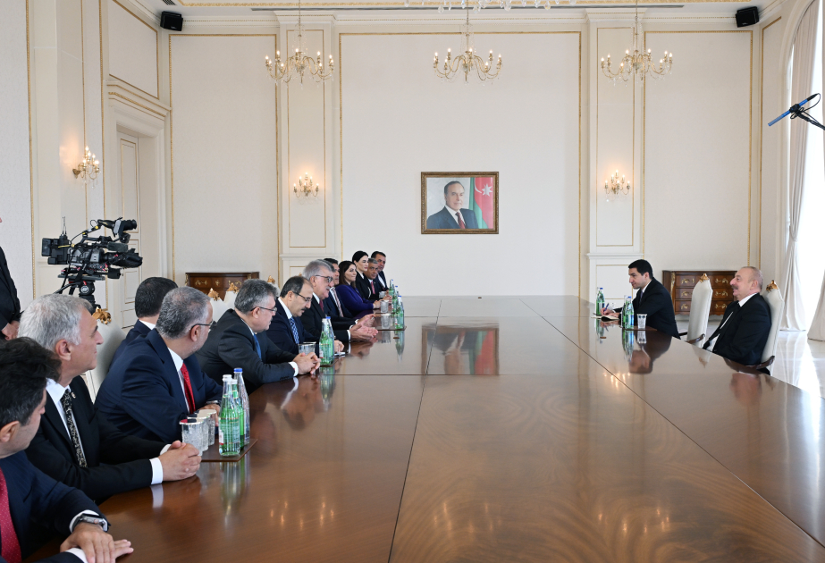 Le président Ilham Aliyev reçoit une délégation parlementaire turque VIDEO