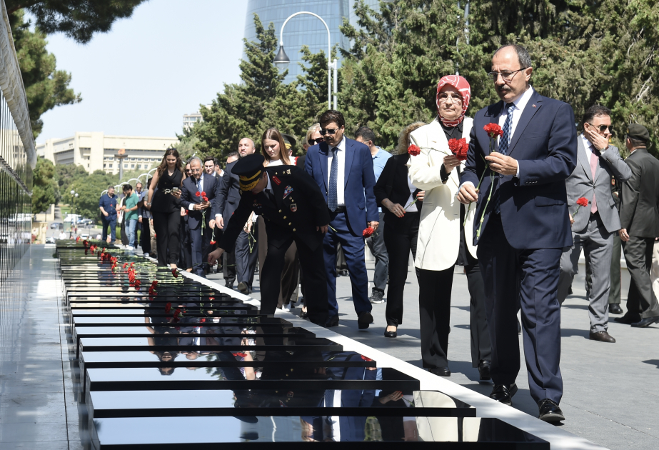 Türkiyənin Zəfər bayramı münasibətilə Şəhidlər xiyabanı və “Türk şəhidliyi” abidəsi ziyarət olunub VİDEO
