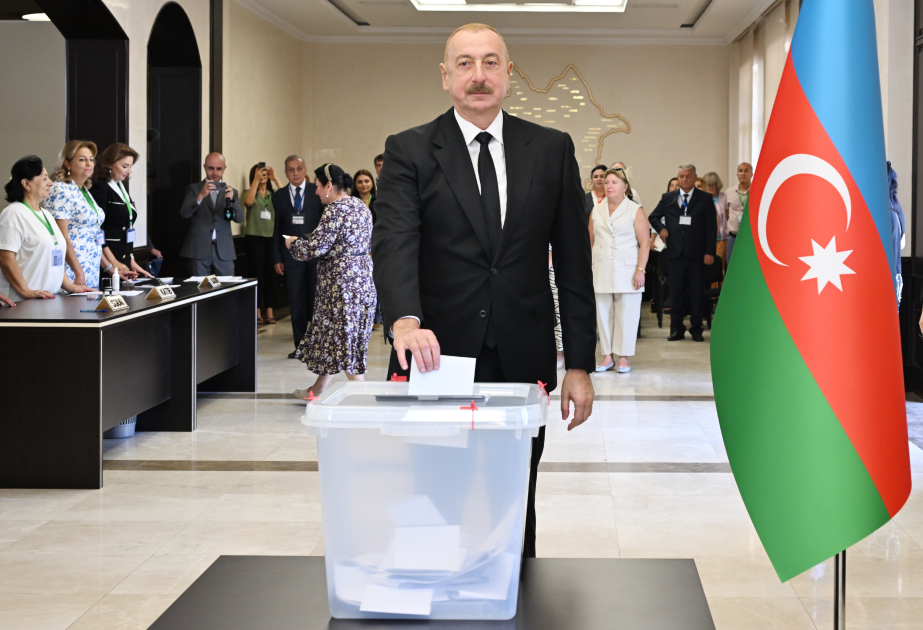 El Presidente Ilham Aliyev, la Primera Dama Mehriban Aliyeva y su hija Leyla Aliyeva ejerceron el derecho al voto