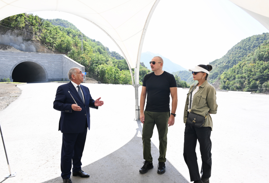 Präsident Ilham Aliyev und First Lady Mehriban Aliyeva inspizieren Fortschritt beim Bau des vierten Tunnels in Kelbadschar VIDEO