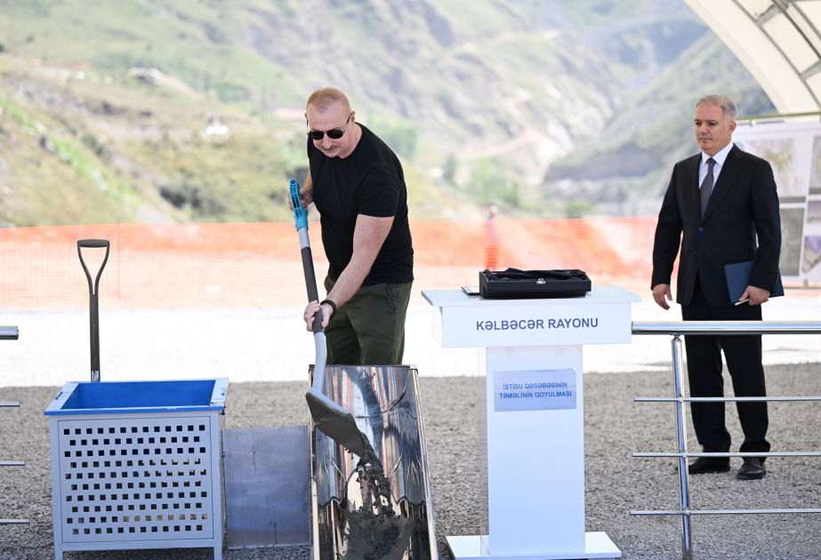 El Presidente Ilham Aliyev coloca la primera piedra del asentamiento de Istisu en el distrito de Kalbajar