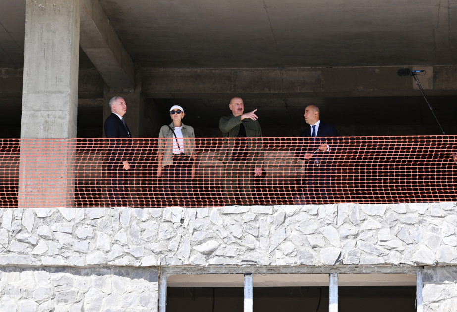 Kelbadschar: Präsident Ilham Aliyev und First Lady Mehriban Aliyeva besuchen Bildungskomplex VIDEO