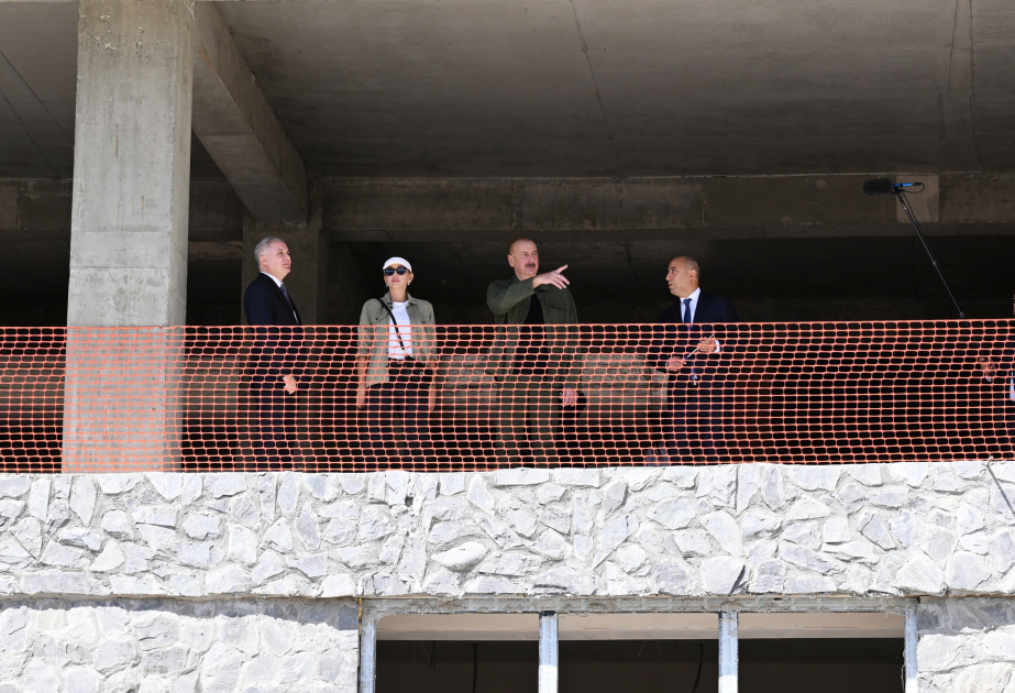 Le président Ilham Aliyev et la première dame Mehriban Aliyeva visitent le complexe éducatif de la ville de Kelbédjer pour inspecter les travaux de construction VIDEO