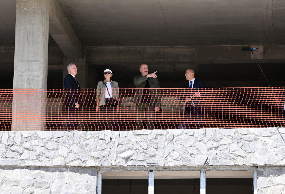 El Presidente y la Primera Dama se familiarizaron con las obras que se están llevando a cabo en el Complejo Educativo de la ciudad de Kalbajar