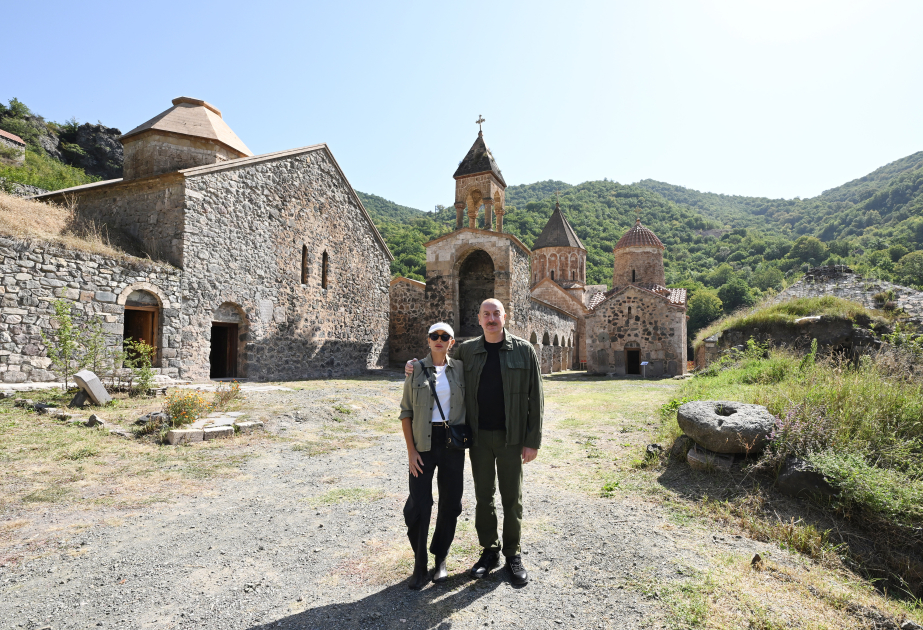 Präsident Ilham Aliyev und First Lady Mehriban Aliyeva besuchen Klosterkomplex Khudavang in Region Kelbadschar VIDEO