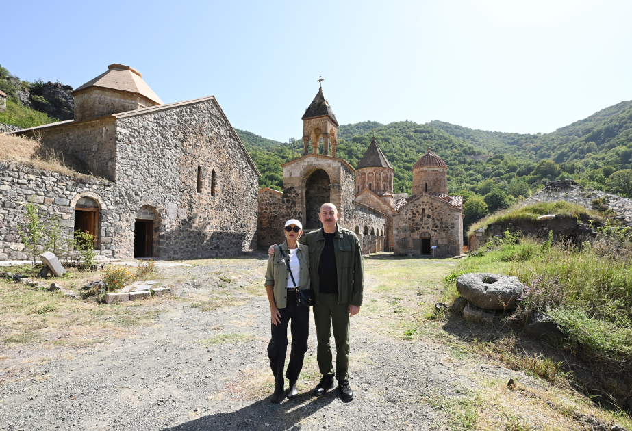 Kelbédjer : Le président Ilham Aliyev et la première dame Mehriban Aliyeva visitent le complexe du monastère de Khoudaveng VIDEO