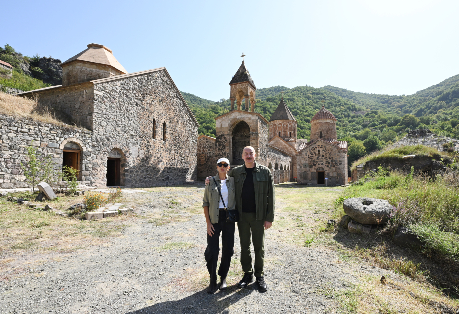 El Presidente Ilham Aliyev y la Primera Dama Mehriban Aliyeva visitan el Complejo del Monasterio de Khudavang en Kalbajar