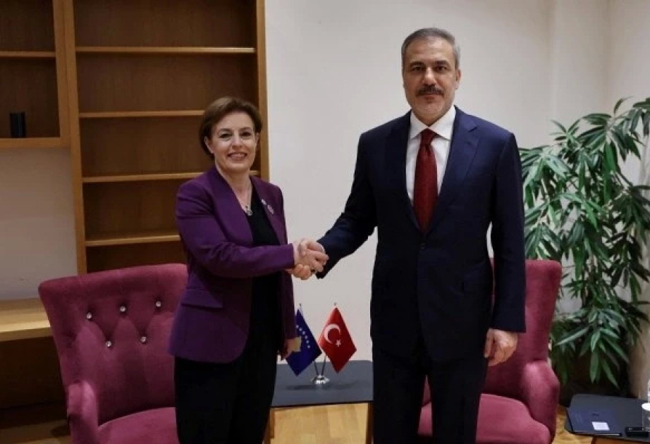 Le chef de la diplomatie turque est en visite au Kosovo